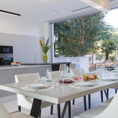 Villa Vivo Mare Beachfront - Emerald