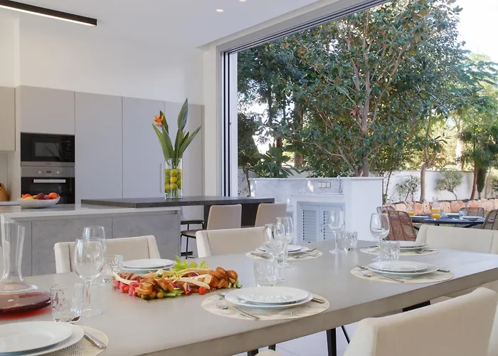 Vivo Mare Beachfront - Emerald Villa *