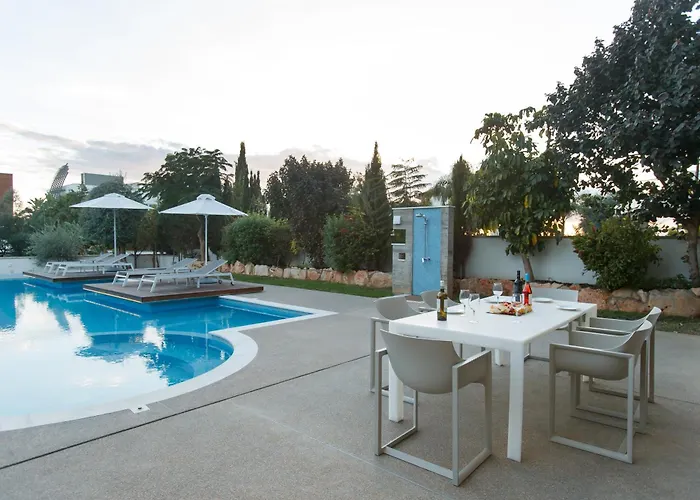 Vivo Mare Beachfront - Emerald Villa