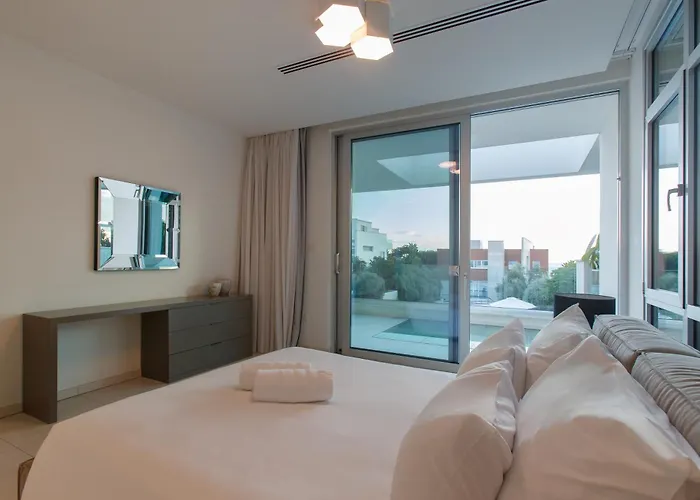 Vivo Mare Beachfront - Emerald Villa *