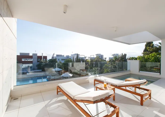 Vivo Mare Beachfront - Emerald Villa