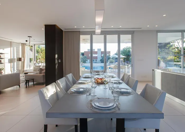 Vivo Mare Beachfront - Emerald Villa *